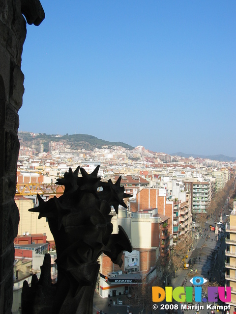 20767 Sculpture with view over Barcelona